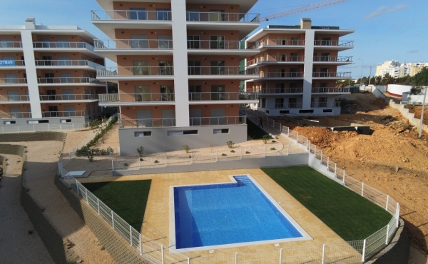 A vendre appartement avec deux chambres dans le développement PREMIUM RESIDENCE à 500 mètres de la plage Praia da Rocha